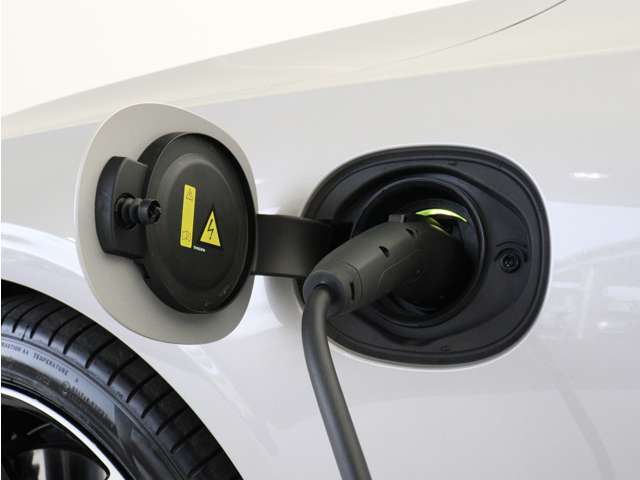 専用コードを接続するだけで簡単に充電が行えます。Recharge UltimateT8AWD plug-in hybridは、走行中の充電のほか、自宅などに設置された充電機器からの充電が可能です。