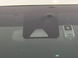 【トヨタセーフティセンス】走行中に前方の車両等を認識し、衝突しそうな時は警報とブレーキで衝突回避と被害軽減をアシスト。より安全にドライブをお楽しみいただけます。