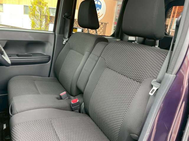フロントシートも目立つシミや汚れも無くとてもきれいな状態を保っております