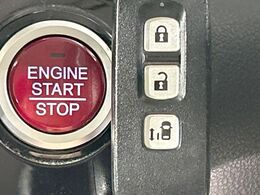 【Hondaスマートキー】カバンやポケットに入れたままでもドアの施錠・解錠が可能なスマートキーを装備。エンジンのオン・オフ時もカギを取り出す必要が無いからとっても便利です♪