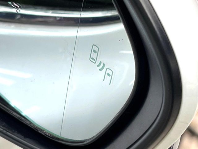 【ブラインドスポットモニター】走行中、ドアミラーの死角になりやすい箇所に後続車が接近するとサイドミラーのレンズに警告を表示！ドライバーに注意喚起をしてくれます。