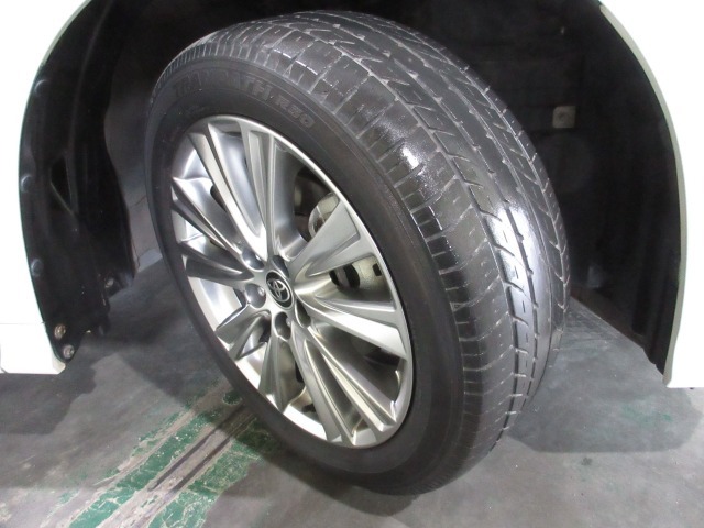 足元を精悍に引き締めるトヨタ純正18インチアルミホイール、おしゃれは足元から、カッコイイですね！他にも見たいところ、知りたいことなどございましたらお気軽にお問い合わせくださいませ。