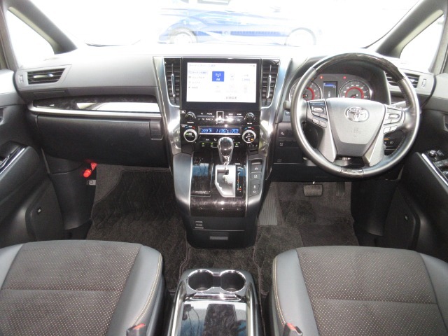 握りやすいハンドルには、オーディオコントロールとクルーズコントロールスイッチが装備されており、ハンドルから手を離さずに操作が出来ます。感覚で操作ができて便利で安全ですね！