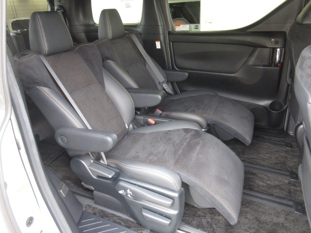 2列目シートは、くつろぎ感を創出しています。オットマンや身体をしっかりサポートするシートバックを備えたゆったりサイズのシート。広々とした空間でいっそうリラックスできます。