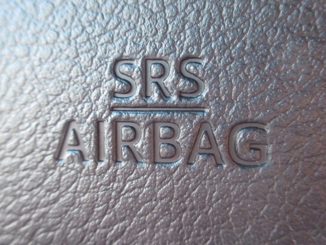 サイドカーテンエアバックシステムは、側面衝突時に大人から子供までさまざまな体格の乗員の頭部や頚部を広範囲で保護。特にセンターピラーへの頭部衝突を防ぐ展開性能を実現しています。