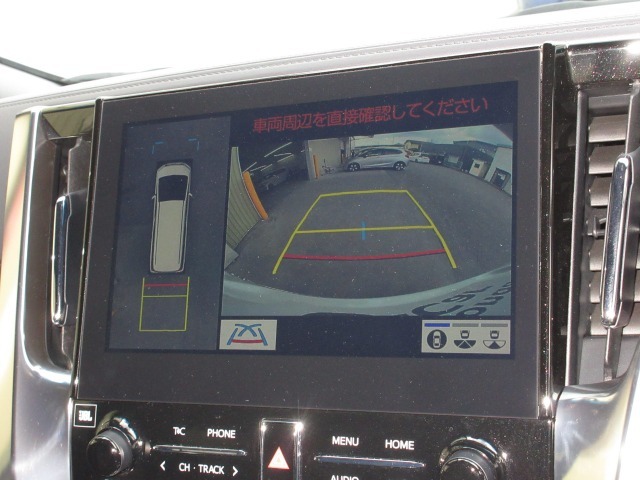 パノラミックビューモニターは、クルマの真上から見ているかのような映像によって、周囲の状況を知ることで、駐車を容易に行うための支援技術です。