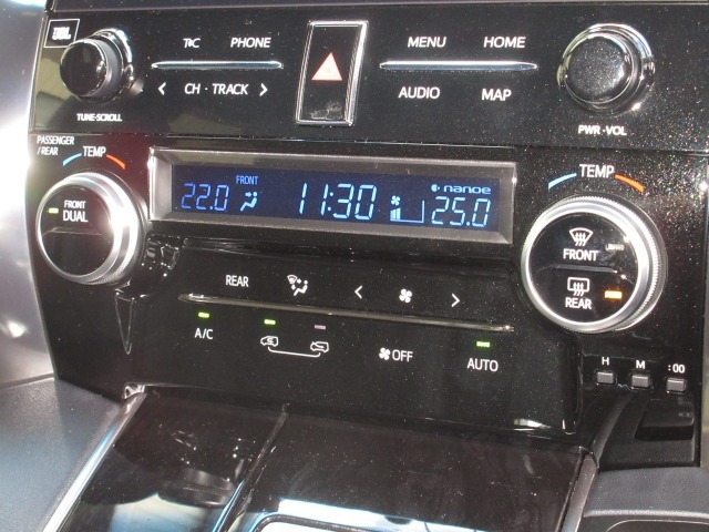 エアコンはオートエアコンでお好みの温度調整が出来、オールシーズン快適にドライブできます！リア席はプライバシーガラスで夏も涼しく過ごせます！