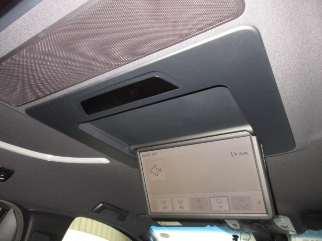 後席用のモニターがついています。特に小さいお子さん移動時間が退屈せずに大喜び！見たいテレビやDVDなどが楽しめます。みんなでワイワイ楽しいドライブですねぇ～！