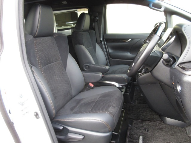 運転席には高さ調整ができる『シートハイトアジャスター機能』が付いています！これなら小柄な方にも大柄な方にも自分にぴったりの運転姿勢がとれますね～！