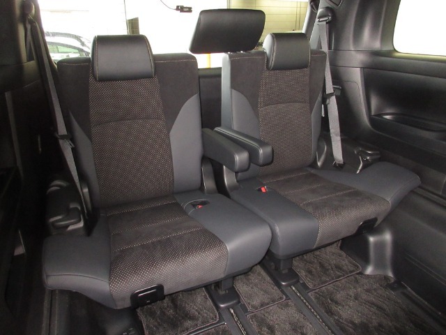 3列目は、ワイドで大型、しかもたっぷりとした厚み。2列目シートとの間のゆとり、そして低床パッケージが生んだ、足元や頭上の余裕のある空間とあわせ、ゆったり座れるすぐれた居住性を実現しています。