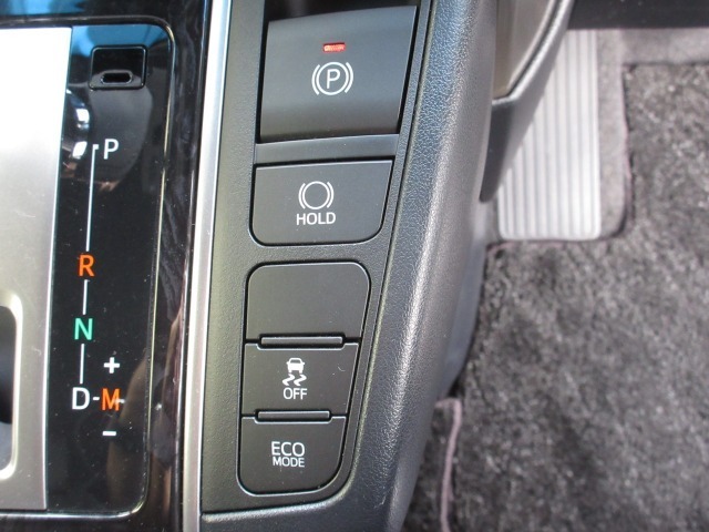 VSC（車両挙動安定化制御システム）とは、従来の車輪のロックを防ぐABS、車輪の空転を抑制するTCSに加え、クルマの横滑り、曲がるを制御し、走る・曲がる・止まるの全領域で安定性を確保するシステムです。