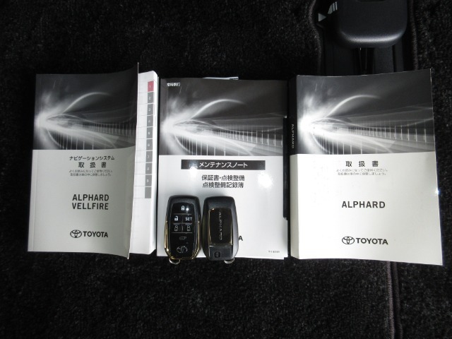 カギをバッグやポケットに入れたままでもドアロックの開閉やエンジン始動ができる『スマートキー』付き！暗くなってもキー穴を捜す必要が無くとっても便利ですから人気の装備です！