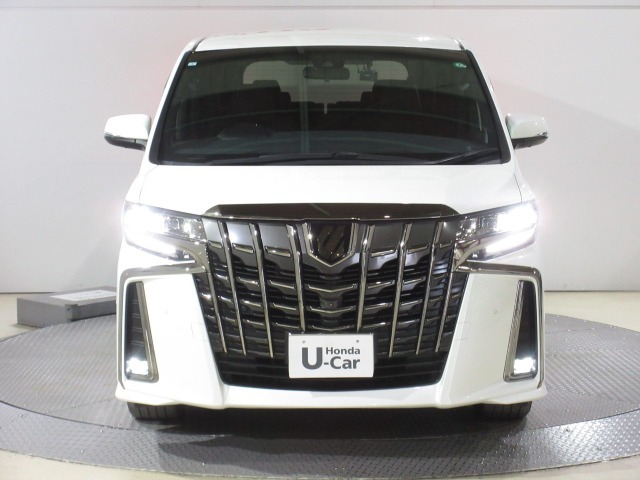 ハロゲンより明るく、より遠くまでさらなる安心感のあるLEDヘッドライトを採用。点灯忘れも防止できるオートライトコントロール機構付きです。