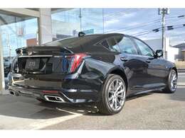 フロントからリアにかけて流れるようなデザインが魅力的な、ファストバックスタイルのセダンで御座います。