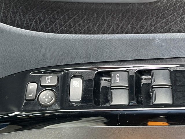 【電動格納ミラー】サイドミラーは電動格納式となっており、狭い駐車場でもキズがつくリスクを抑えられます。