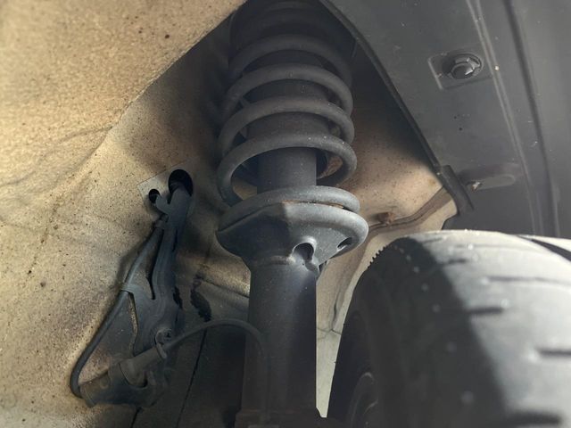 お車を安心してお乗りいただく為には、足回りの定期点検が欠かせません。サービスサポート（有償保証）では無料点検もご提供しており、安心のカーライフをお過ごしいただけるサポート体制が整っています。