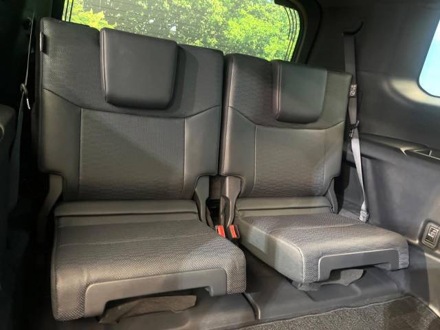 床下収納式のサードシートです。座席部分をコンパクトに収納でき、広大な荷室スペースとしてお使いいただけます！乗車人数や荷物の量など利用シーンに合わせて3列目を有効活用でき、とっても便利♪