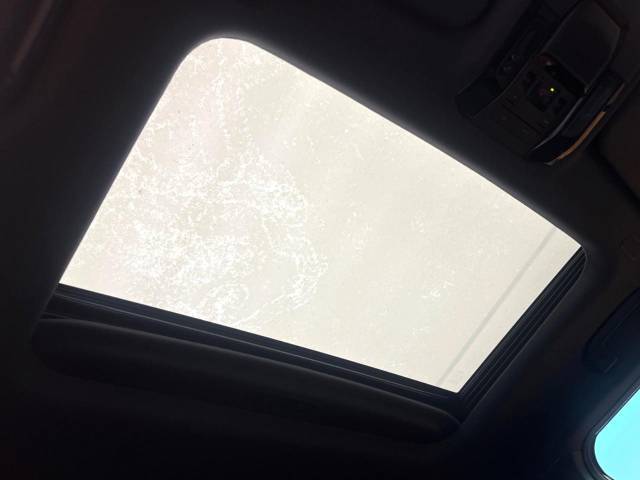 【サンルーフ】開放感たっぷりの希少装備、サンルーフが装着されています！車内に明かりを取り入れたり景色を楽しむ以外にも、車内の空気も簡単に換気できて快適です！