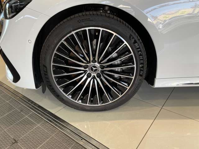 車両は屋内展示しておりますので天候に関係なくごゆっくりコンディションご確認頂けます。車両を倉庫へ保管している場合が御座いますのでご来店前に在庫確認頂けると幸いです。TEL072-784-8800