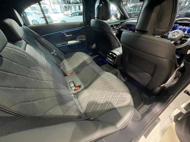 車両は屋内展示しておりますので天候に関係なくごゆっくりコンディションご確認頂けます。車両を倉庫へ保管している場合が御座いますのでご来店前に在庫確認頂けると幸いです。TEL072-784-8800