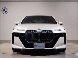 【BMWの伝統-1】BMWの特徴的な“キドニーグリル”は、80年以上続く伝統の形でございます。変わらないこだわりのデザインが、プレミアムブランド“BMW”を創り出します。