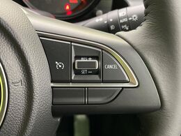 【クルーズコントロール】高速道路もラクラク走行。アクセルを離しても一定速度で走行ができ、長距離運転時の負担を軽減！加速・減速も簡単なスイッチ操作で調整できます。