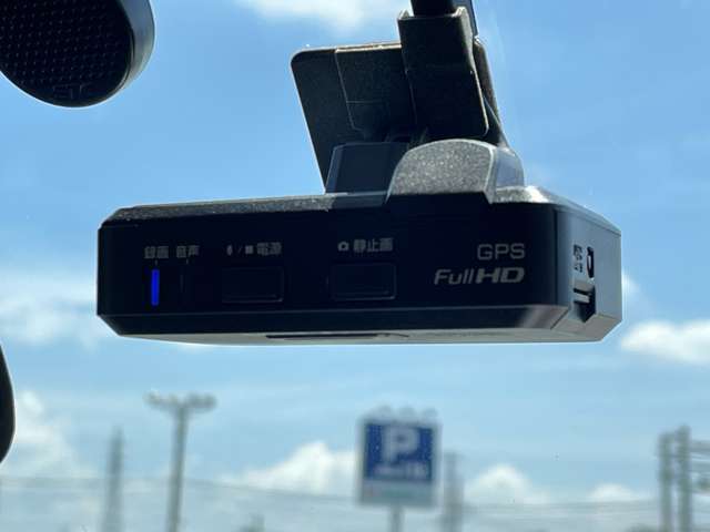 「ドライブレコーダー」 急停止や衝突などで車に衝撃が加わった時、映像・音声を記録する車載装置です♪