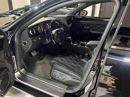 ブラックレザーインテリア、ピアノブラックインテリアトリム、ホワイトステッチ、サンルーフ