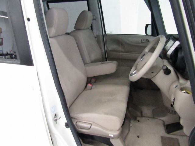 フロントシートはベンチシートです、運転席と助手席の移動が簡単です。真ん中にはアームレストも装備されています！