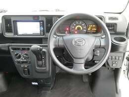 【徹底洗浄クリーニング実施済】運転席からの視界はこんな感じです☆お気軽にご来店いただき、実際に座って是非お確かめください。ドライバーに寄り添う快適な操作フィールをもたらすステアリングです。