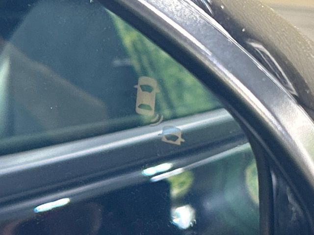 【ブラインドスポットインフォメーション】走行中、ドアミラーの死角になりやすい箇所に後続車が接近するとサイドミラー付近に警告を表示、ドライバーに注意喚起をしてくれます。