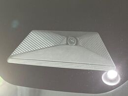 【ホンダセンシング】走行中に前方の車両等を認識し、衝突しそうな時は警報とブレーキで衝突回避と被害軽減をアシスト。より安全にドライブをお楽しみいただけます。