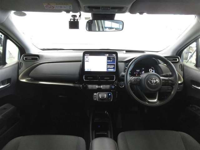 フロントピラーのスリム化、ドアミラー一の最適化、ワイパーの低位置化によりすっきりとした前方視界を確保しました。