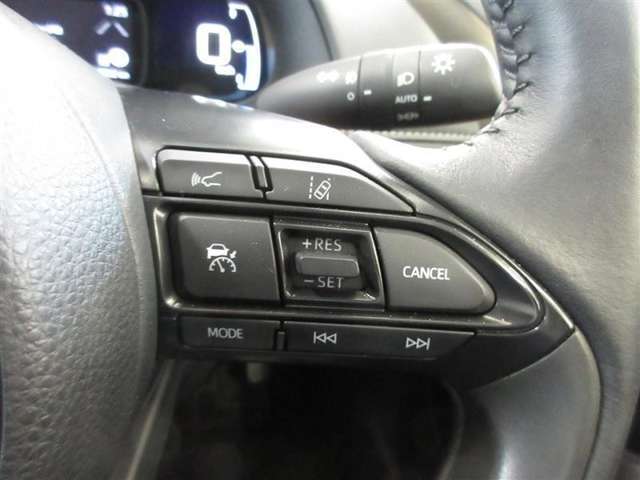 ステアリングは手触りの良い、本革巻き3本スポークステアリングです。（ステアリングスイッチ付）