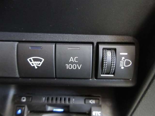 AC100V電源を装備。1500Wの大きな電力容量で、キャンプから緊急避難時の使用まで、多種類の家電が使えます。