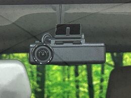 【ドライブレコーダー】安心・安全なカーライフに必須のドライブレコーダーを装備！走行中はもちろん、あおり運転や事故に遭遇した際の状況も映像で記録し、万一のリスクに備えます。