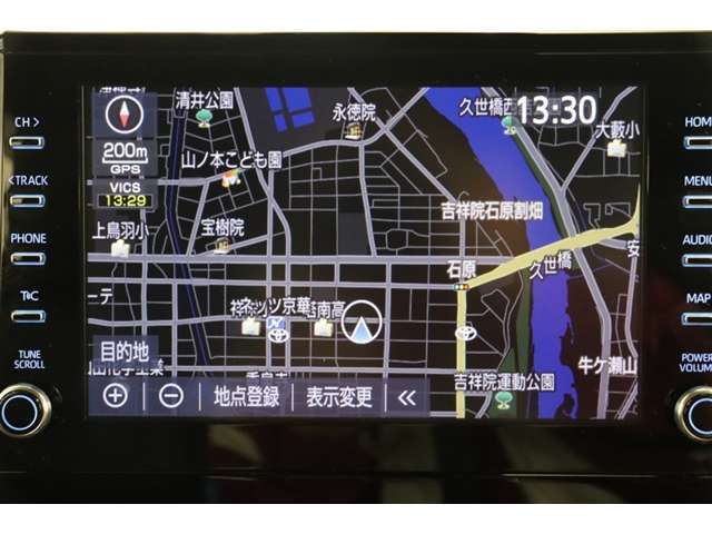 スマホやiPhoneと連携し、対応アプリを表示させて使うディスプレイオーディオ。使い慣れた従来のトヨタ車載ナビが利用できるTCナビキットを装着。高画質なフルセグTV対応です。