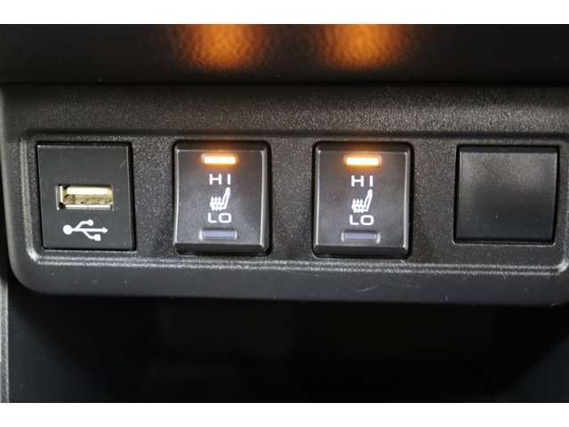 USBポートが装備されています。iPhoneやスマートフォンを繋いで音楽を再生したり、充電したり。車内にあると便利なアイテムのひとつですね！