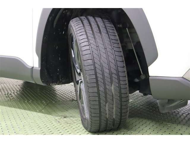 タイヤサイズ　225/50R18。