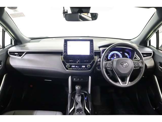 水平基調で広々としたステアリング廻りです。インパネ中央にタブレットを置いたようなディスプレイオーディオは視認性が良く、視線移動を少なく情報確認できるので、安全運転につながります。