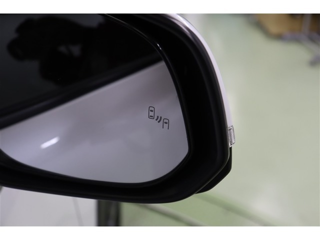 BSM搭載。並走車両が死角に入るとインジケーターが点灯。さらにウィンカーを出すと点滅します。BSMのシステムを活用し、バック出庫の際に左右から接近する車両を検知警告するRCTAも搭載しています。