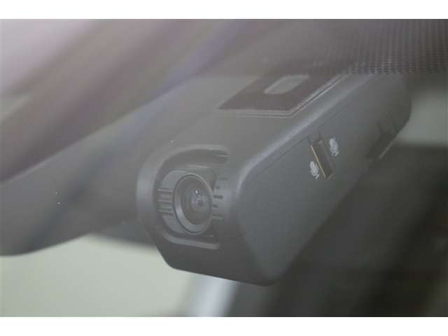 ドライブレコーダー搭載！万が一の場合、責任の所在を明確にできるのはもちろん、観光などお出かけ先の景色を残しておけます。録画が残ると思えば、自分自身も安全運転を意識しますよね！