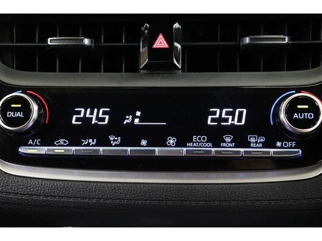 エアコンはシンプルで操作しやすいデザインです。DUAL設定で、左右それぞれお好みの設定が出来ます。場所や個人の体感による温度差も解消できて快適です。