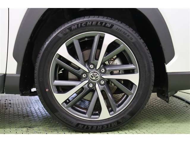 切削光輝＋ダークグレーメタリック塗装でスタイリッシュなデザインの純正アルミホイールを装着しています。足元を引き締めてくれ、しっかりした走りも楽しめますよ。