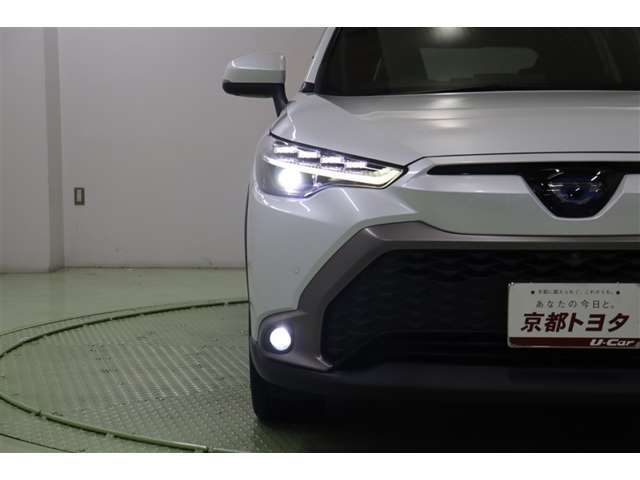 洗練されたシャープなデザインのヘッドライトは環境に優しく経済的なLED。周囲の明るさを感知し点灯・消灯するオートライト搭載。オートハイビームも搭載していますので面倒なヘッドライトの切替えは不要です。