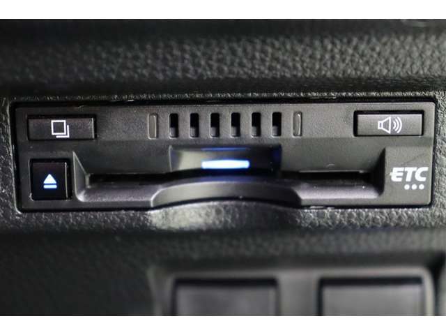 ETCはナビ連動機能付です。利用日や料金の確認がモニターで出来て便利ですよ。納車前には使用できるようにセットアップをさせていただきます。ETCカードの取扱もしておりますのでご相談下さいね。
