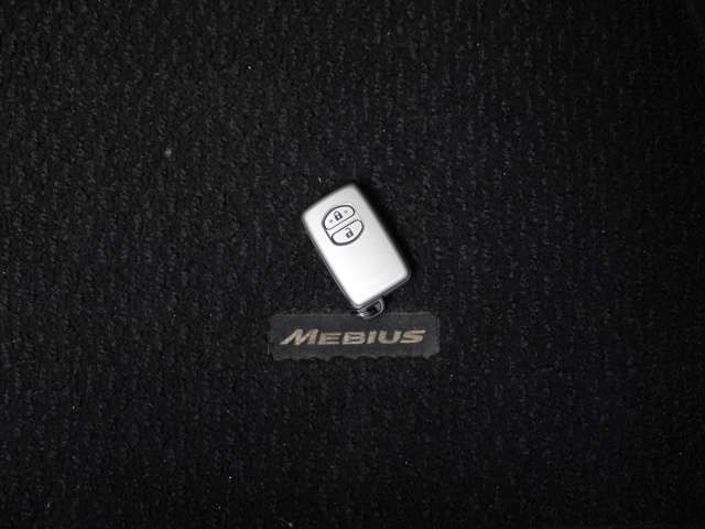スマートキーも装備されていてお車の高額装備のひとつです！！カバンの中から鍵を探す手間もなくすぐに開閉できます！両手が荷物で塞がっている時や雨のときなど便利ですね！