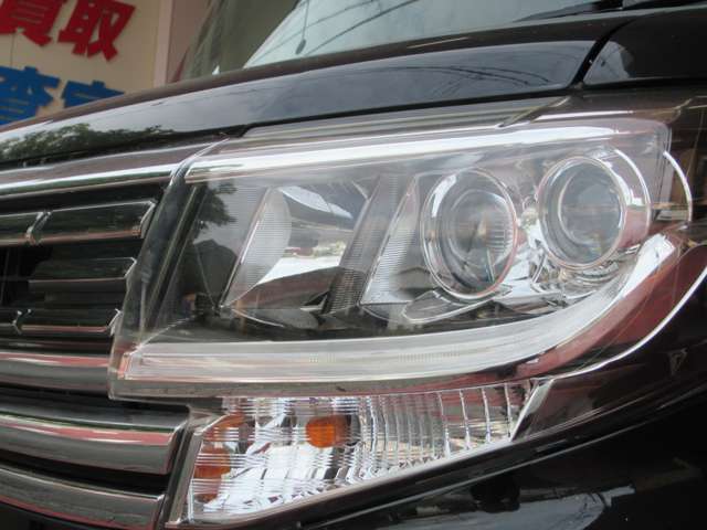 創業73年の実績！R260沿いのピンクの看板とショールームが目印！！全天候型屋内展示場！　当店でご購入のお車の、車検＆法定点検時のオイル交換は無料！！フリーダイヤル：0078-6002-341933