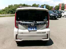 後ろから見ても、さすがカスタム！！ビシッと決まってますね！