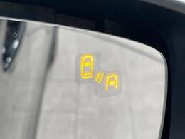 【ブラインドスポットモニター】走行中、ドアミラーの死角になりやすい箇所に後続車が接近するとサイドミラーのレンズに警告を表示！ドライバーに注意喚起をしてくれます。